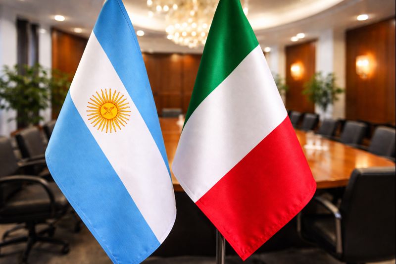 Banderas de Argentina e Italia juntas en un espacio institucional que simboliza el vínculo bilateral y la cooperación empresarial