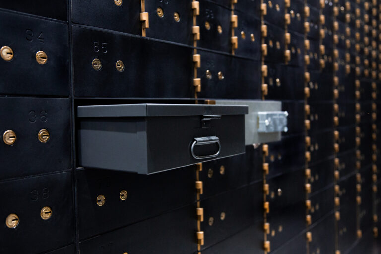 Cajas de seguridad bancarias con compartimentos abiertos en una bóveda, reflejo del aumento de demanda durante las vacaciones en Argentina