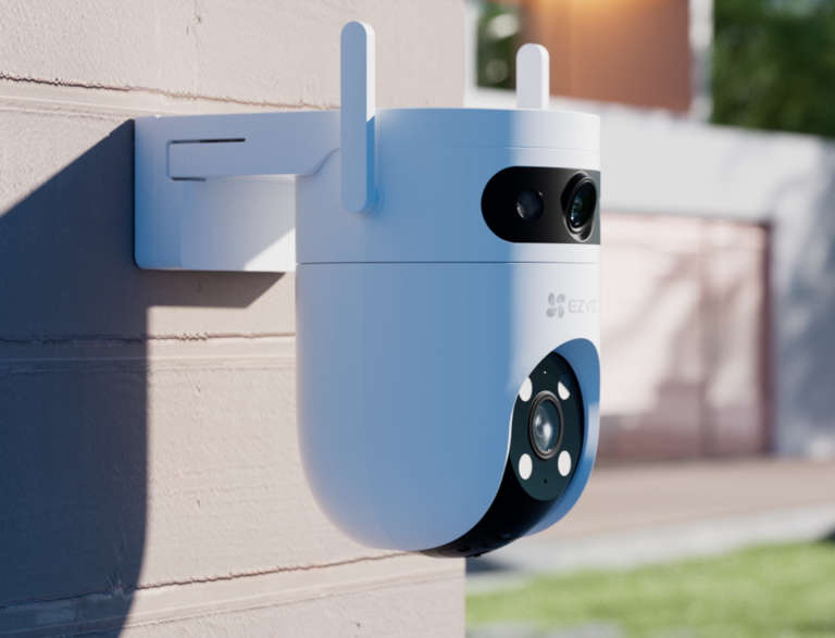Cámara de seguridad exterior instalada en una vivienda para monitorear el hogar durante las vacaciones de verano