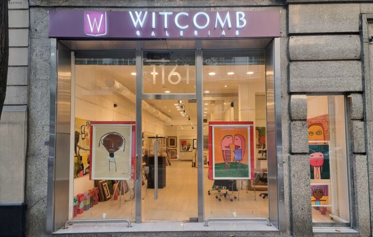 Fachada de la Galería Witcomb en Buenos Aires con obras exhibidas en su interior durante la convocatoria al Premio Witcomb