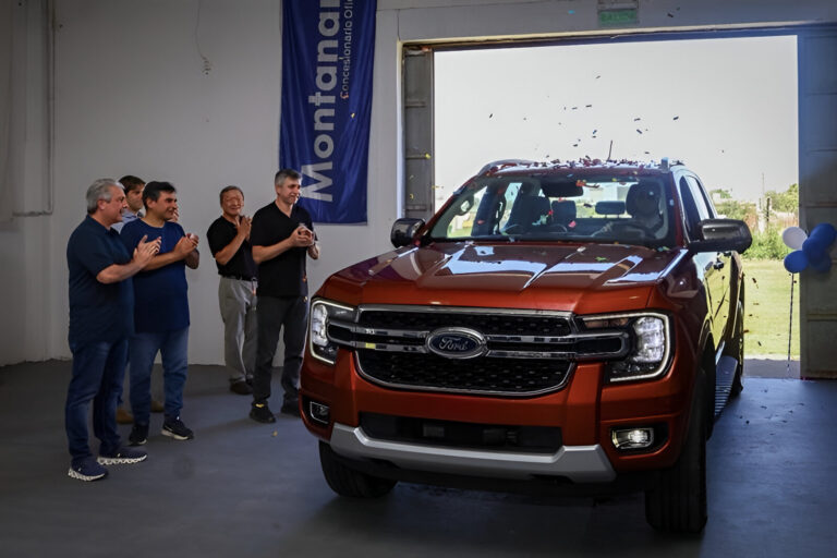 Pick-up Ford Ranger entregada por Ford Argentina a la Escuela de Artes y Oficios Monseñor Scalabrini de Pergamino como parte de un programa educativo y de formación técnica