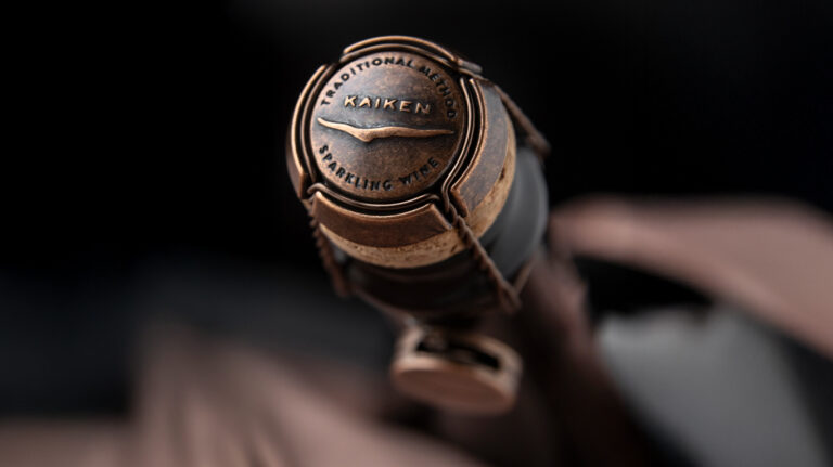 Detalle del espumoso Kaiken Brut Tradicional, ideal para brindar en las fiestas con elegancia