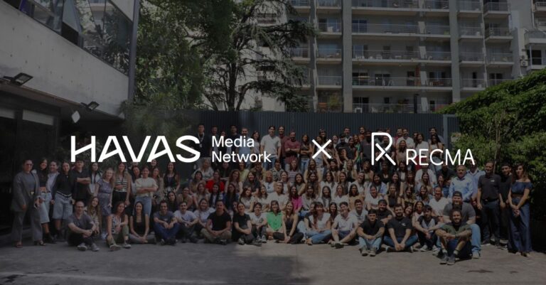 Foto grupal del equipo de Havas Media Network posando al aire libre, con logos institucionales sobre la imagen, en referencia al informe de RECMA