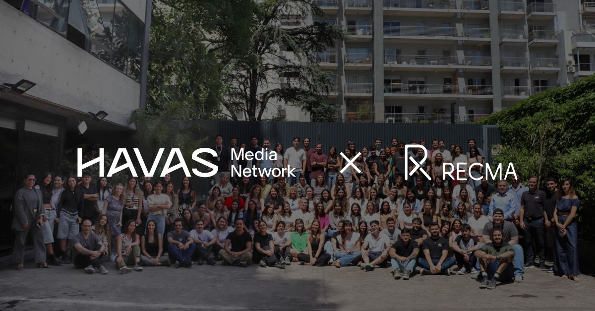 Foto grupal del equipo de Havas Media Network posando al aire libre, con logos institucionales sobre la imagen, en referencia al informe de RECMA