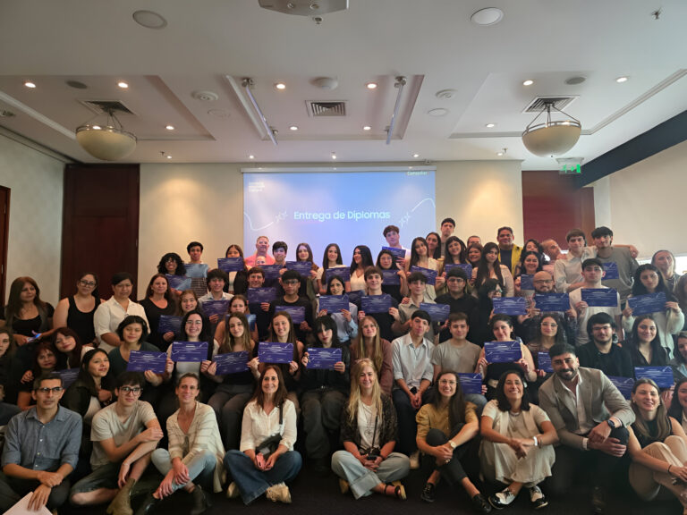 Grupo de estudiantes posando con sus diplomas durante la ceremonia de cierre del Samsung Innovation Campus 2025 en un salón institucional