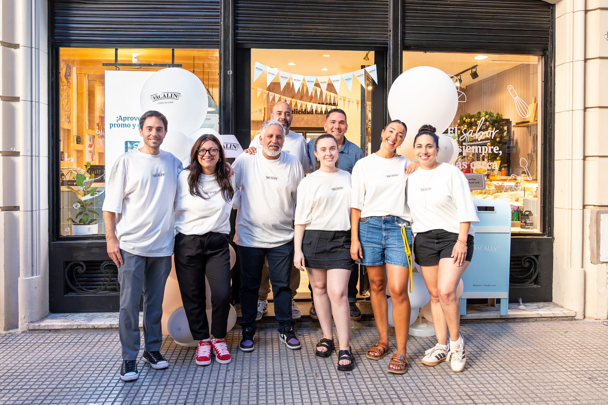 Equipo de Vacalin Como en Casa en la inauguración de su nueva tienda en el barrio de Recoleta, Ciudad de Buenos Aires