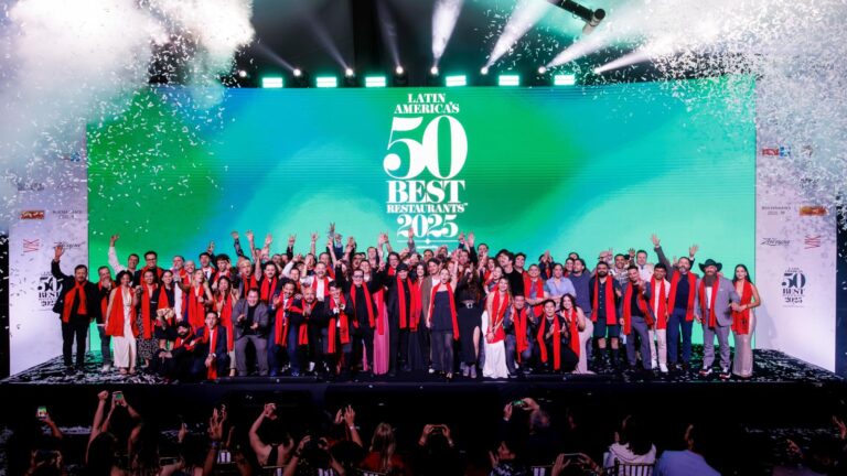 Cocineros y representantes de los mejores restaurantes de Latinoamérica celebrando en el escenario durante la gala de los Latin America’s 50 Best Restaurants 2025, con confeti y luces