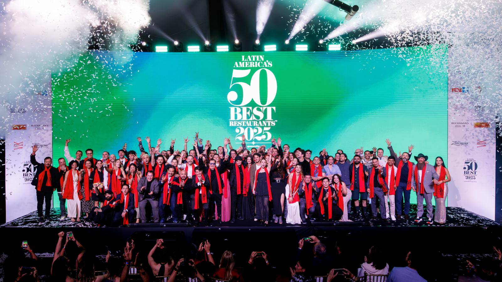 Cocineros y representantes de los mejores restaurantes de Latinoamérica celebrando en el escenario durante la gala de los Latin America’s 50 Best Restaurants 2025, con confeti y luces