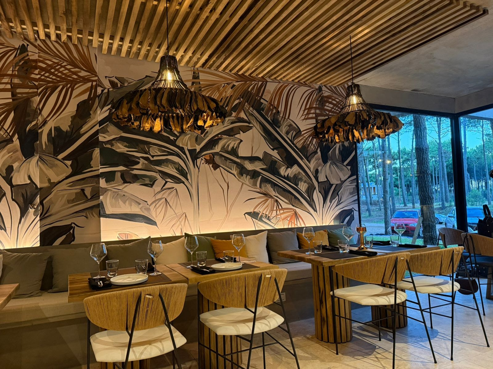 Interior de Gagiro en Pinamar Norte, restaurante de cocina contemporánea con ambientación natural, madera, luz cálida y vista al bosque