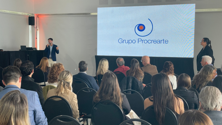 Presentación de Repro Tech 2025 de Grupo Procrearte ante profesionales de la salud sobre el uso de inteligencia artificial en medicina reproductiva en Argentina