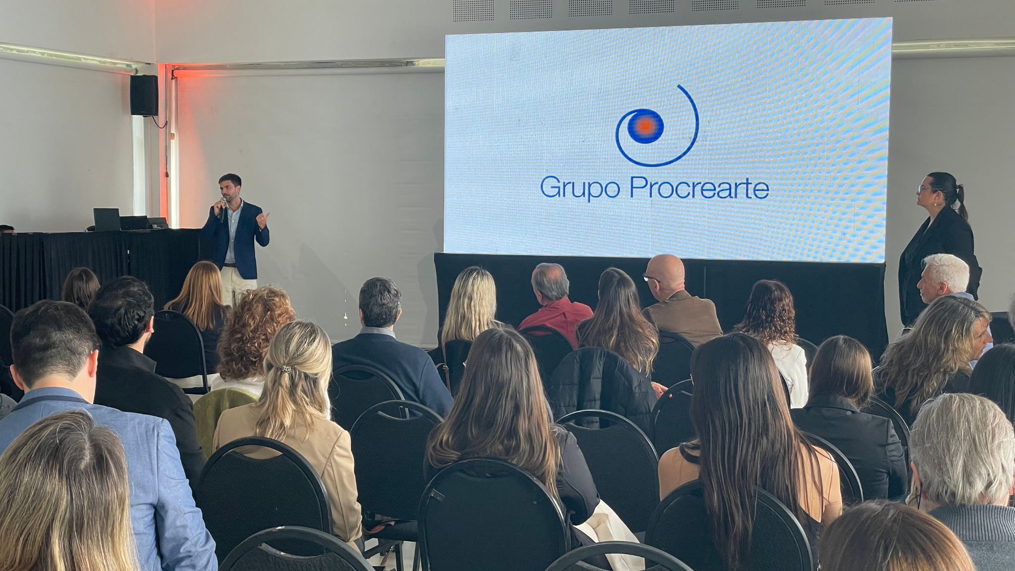 Presentación de Repro Tech 2025 de Grupo Procrearte ante profesionales de la salud sobre el uso de inteligencia artificial en medicina reproductiva en Argentina