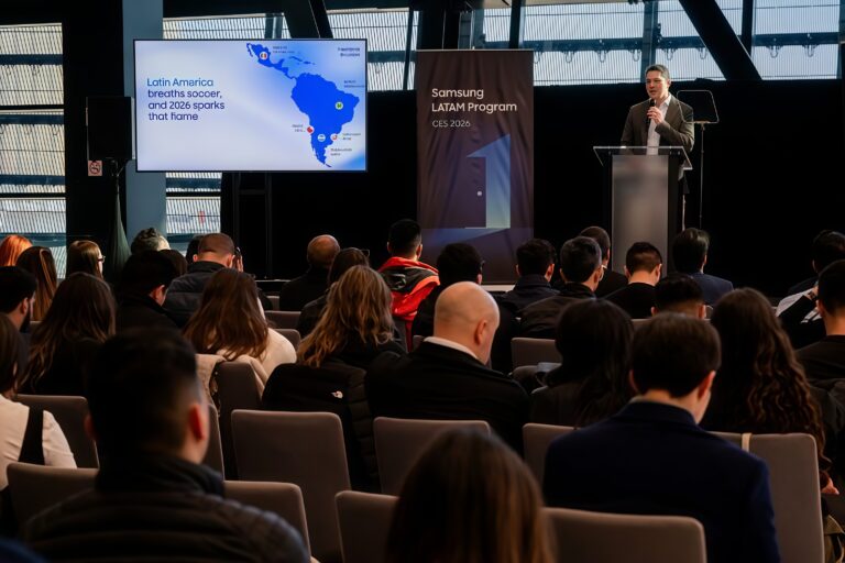 Ejecutivo de Samsung brindando una presentación ante referentes del sector sobre el uso de inteligencia artificial aplicada al fútbol en América Latina