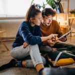 Pareja joven revisando información desde una tablet en su hogar, en el marco del nuevo proceso digital de crédito hipotecario del Banco Nación en Argentina