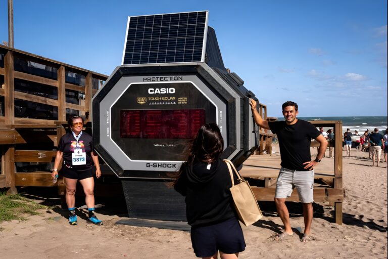 Reloj gigante solar fabricado con materiales reciclados instalado en la playa de Pinamar durante la temporada de verano