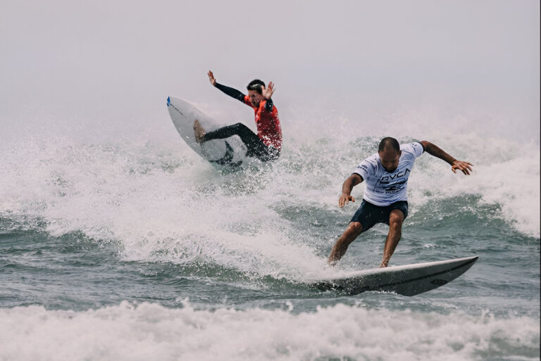 Surfistas compitiendo en el mar de Chapadmalal durante una jornada deportiva en la costa argentina, en el marco de la agenda de verano de Ford Argentina