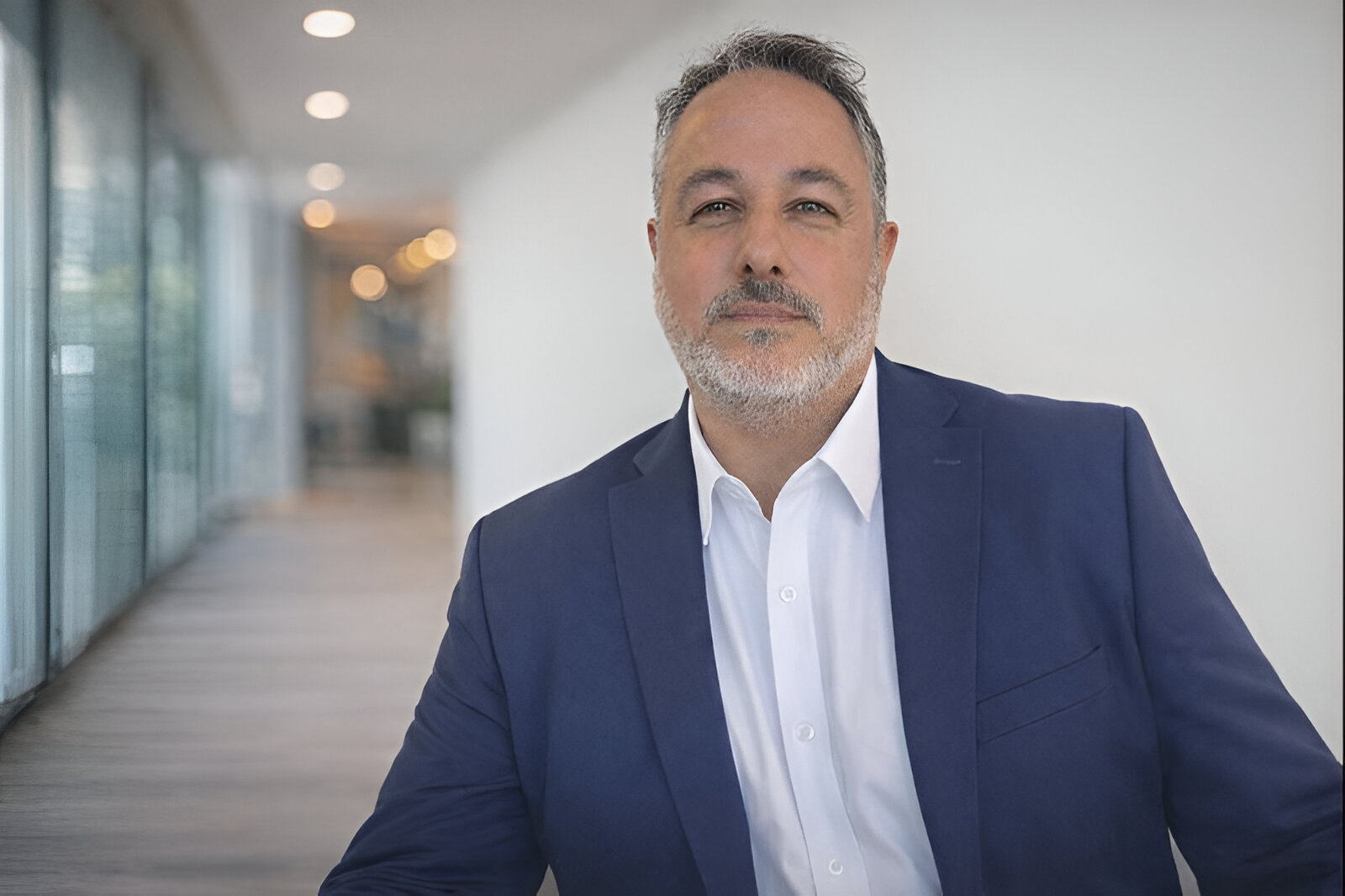 Retrato profesional de Eduardo Cappello, designado Gerente de Operaciones y Servicios de Universal Traslados, en un entorno corporativo