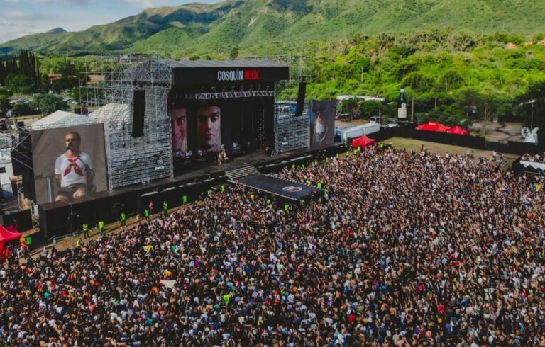 Vista aérea del Cosquín Rock con el escenario principal y una multitud en las sierras de Córdoba
