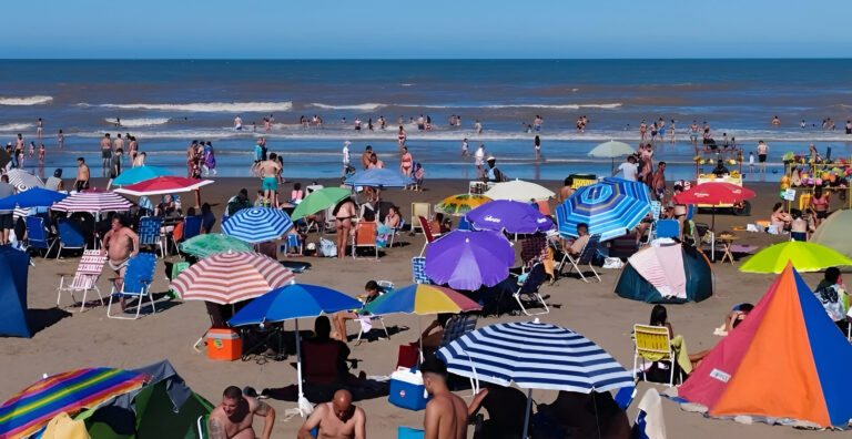 Playas de la Costa Atlántica con gran afluencia de turistas durante el inicio del verano 2026 en Argentina