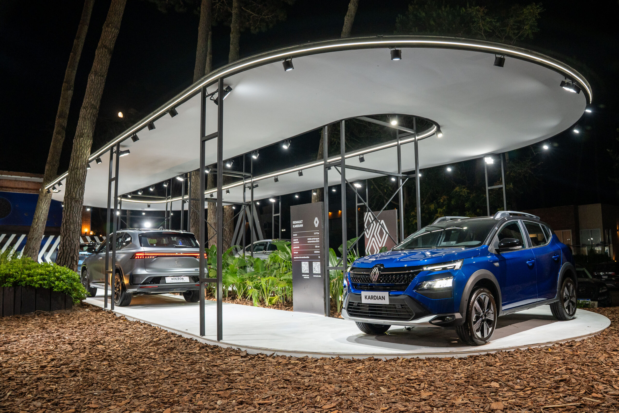 Espacio Renault Summer Experience iluminado en la costa argentina con exhibición de vehículos en Cariló y Pinamar