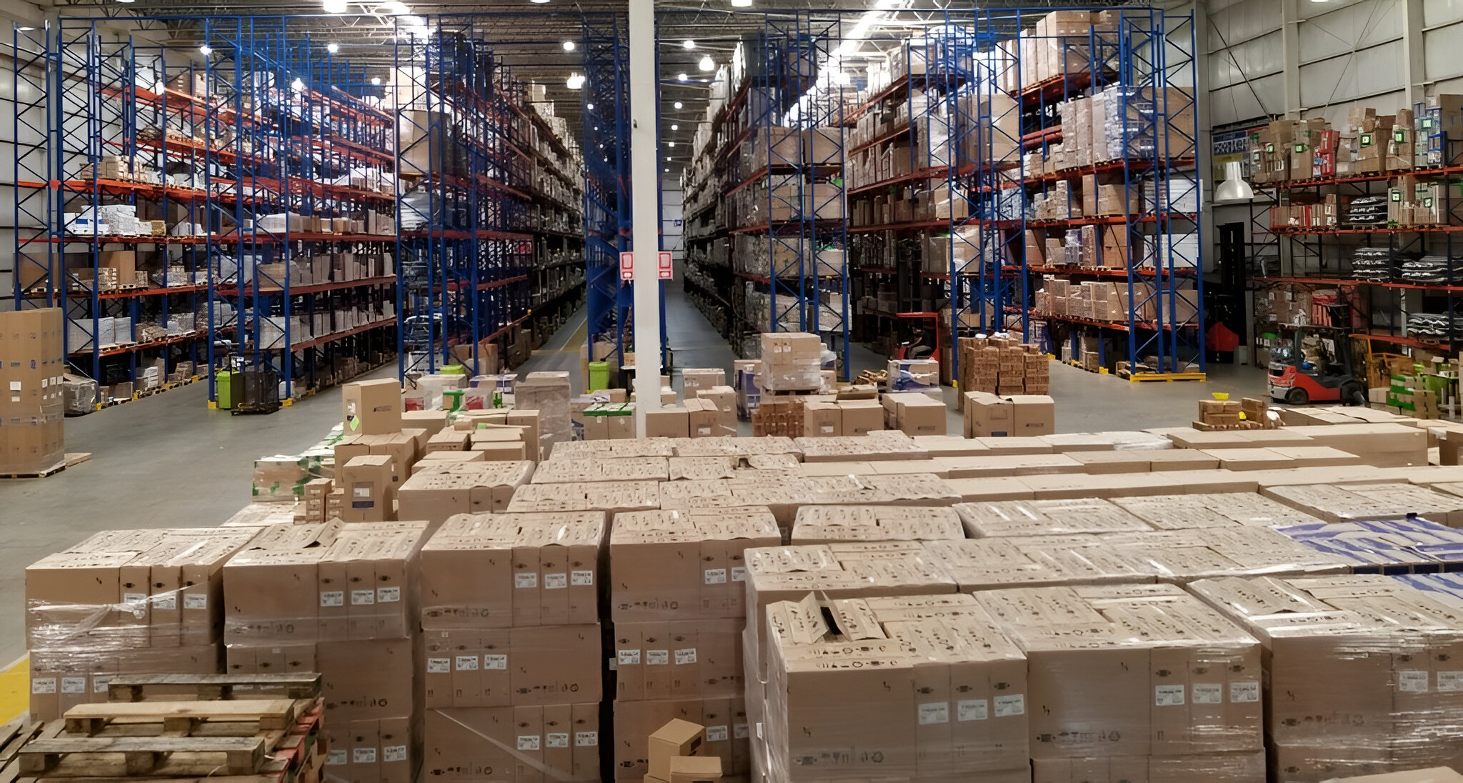 Depósito de una empresa de transporte y logística con mercadería almacenada, representativo de la actividad operativa y los desafíos del clima laboral en el sector