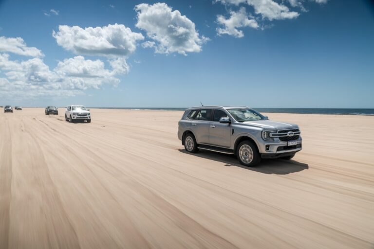 Camionetas Ford recorriendo la playa durante Ford Summer 2026 en una experiencia off-road en la costa argentina