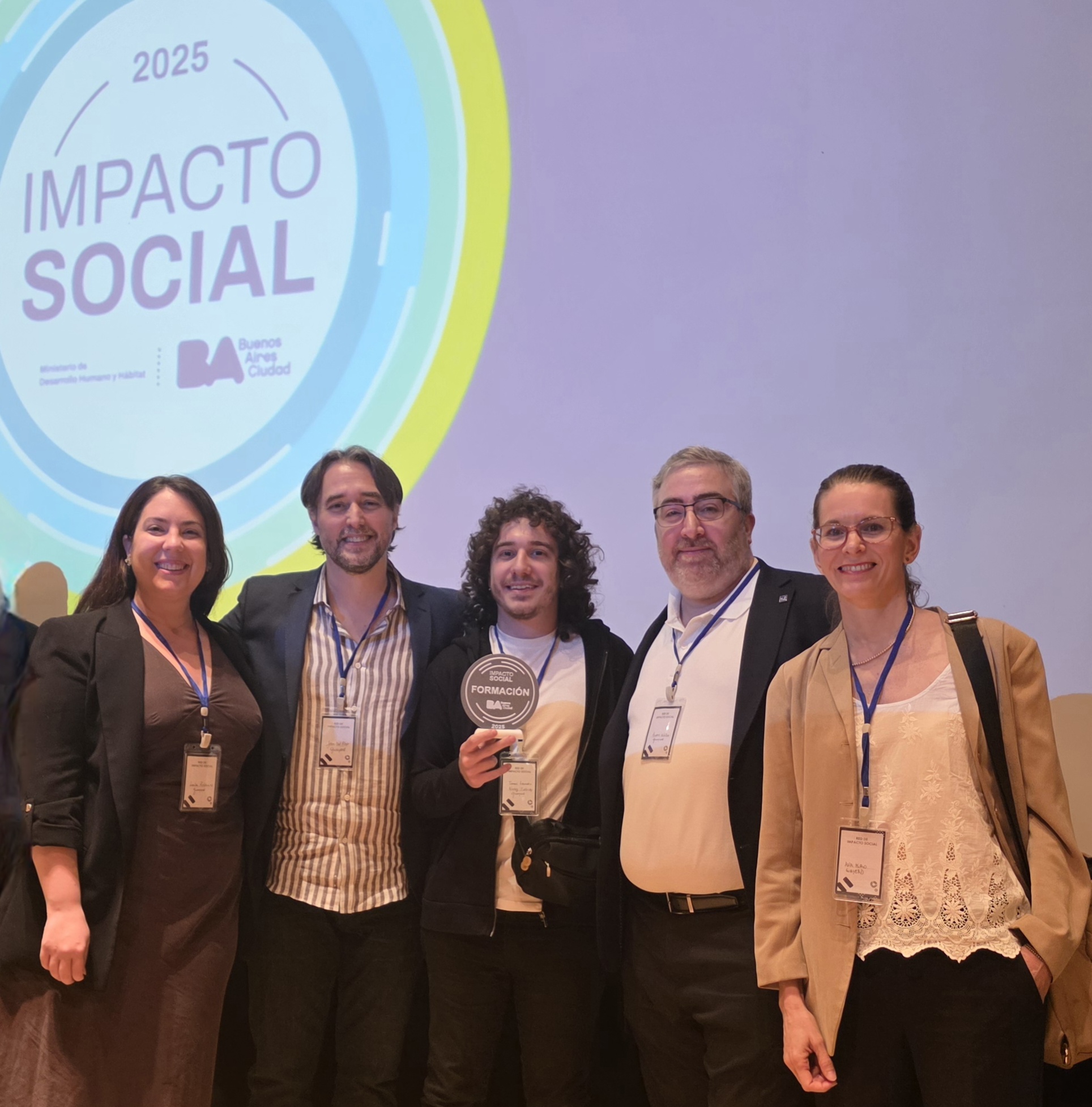 Equipo de Guayerd recibiendo el Sello de Impacto Social otorgado por el Gobierno de la Ciudad de Buenos Aires por su trabajo en formación e inclusión laboral