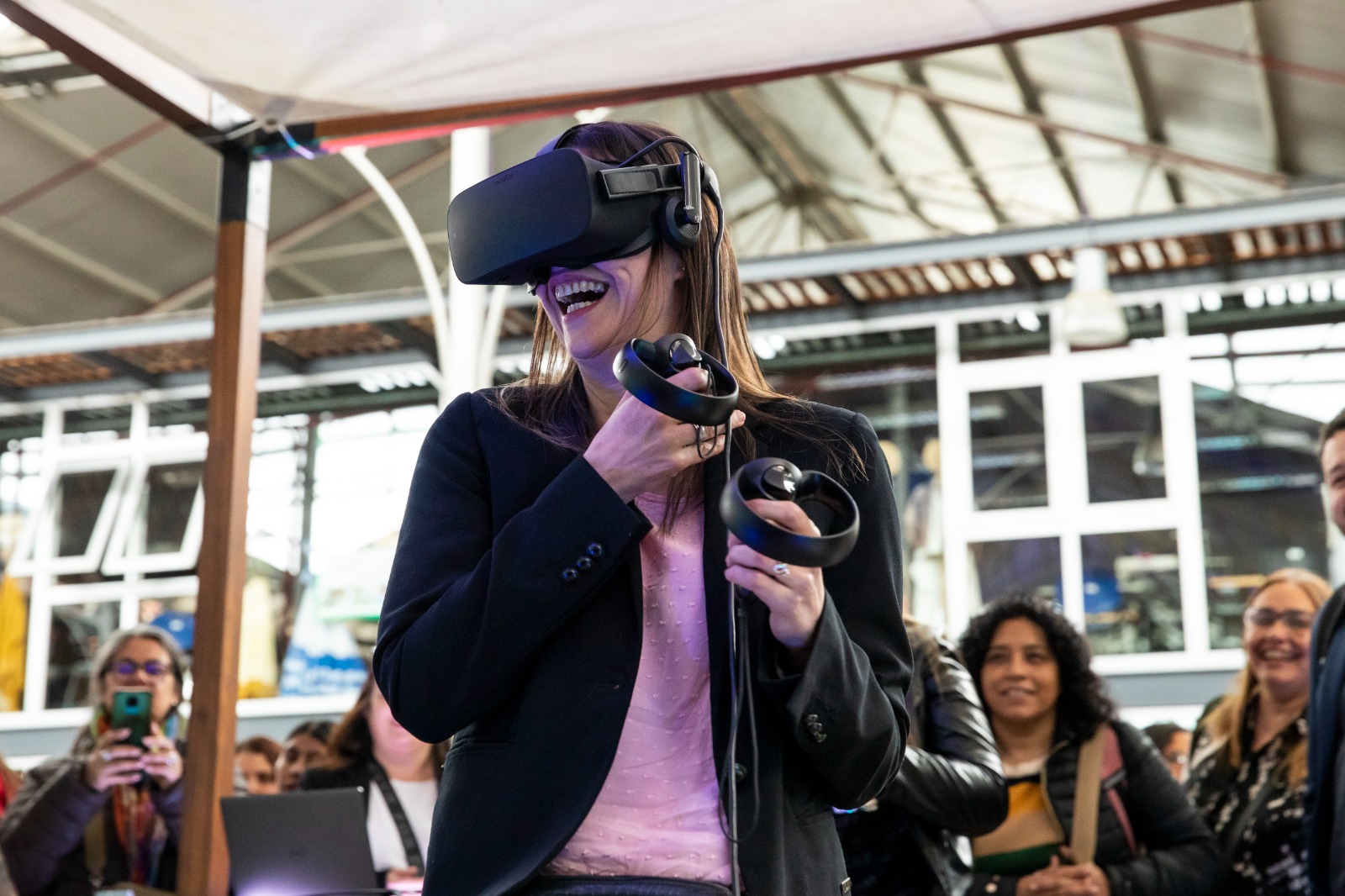 Profesional de la salud utilizando realidad virtual como herramienta de aprendizaje en la formación médica vinculada a la inteligencia artificial