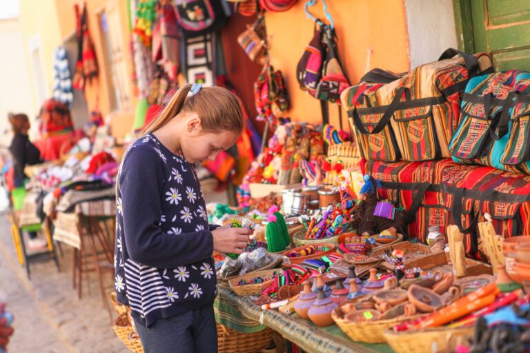 Turista recorriendo un mercado artesanal en Purmamarca, uno de los destinos del norte argentino ideales para visitar fuera de temporada
