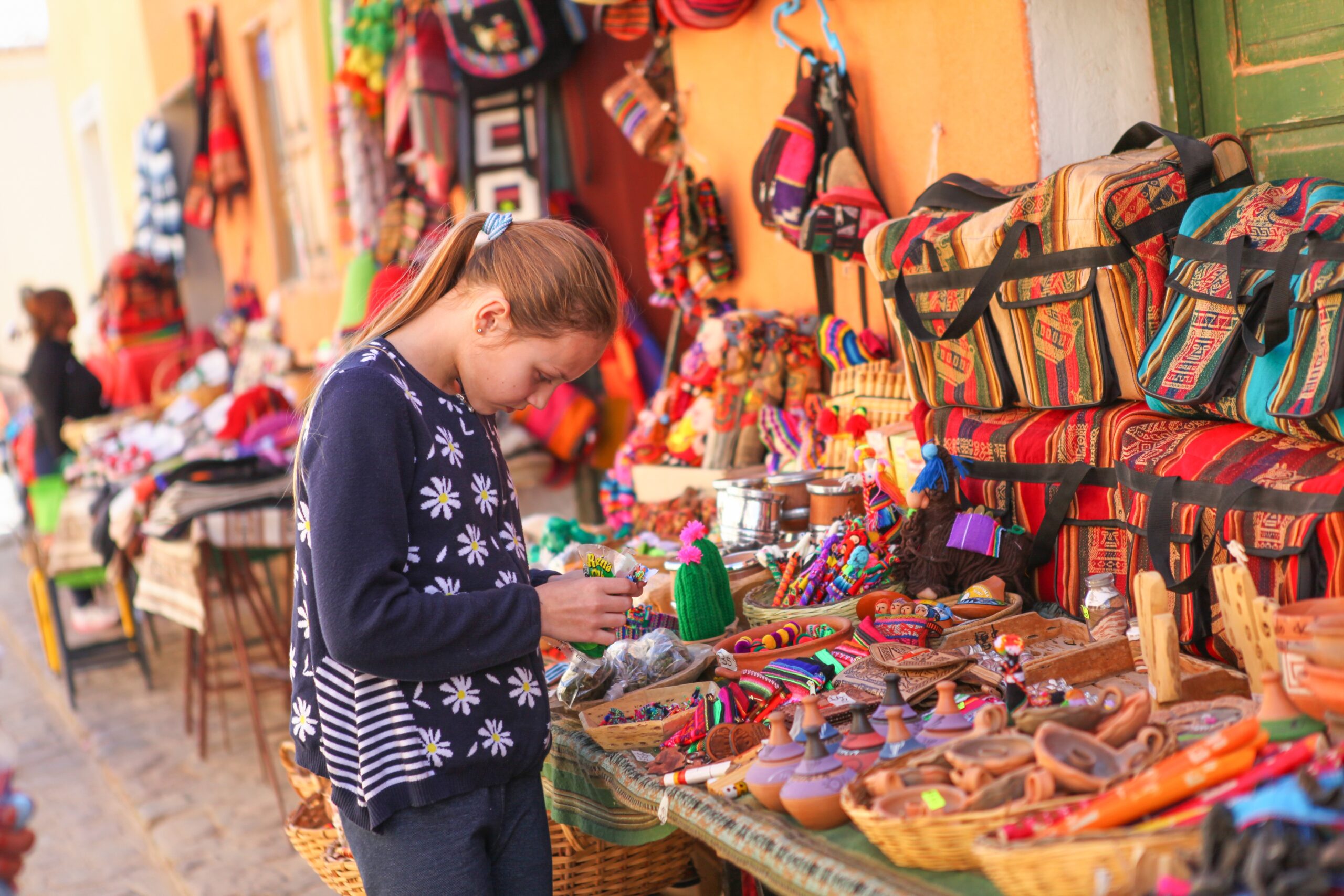 Turista recorriendo un mercado artesanal en Purmamarca, uno de los destinos del norte argentino ideales para visitar fuera de temporada