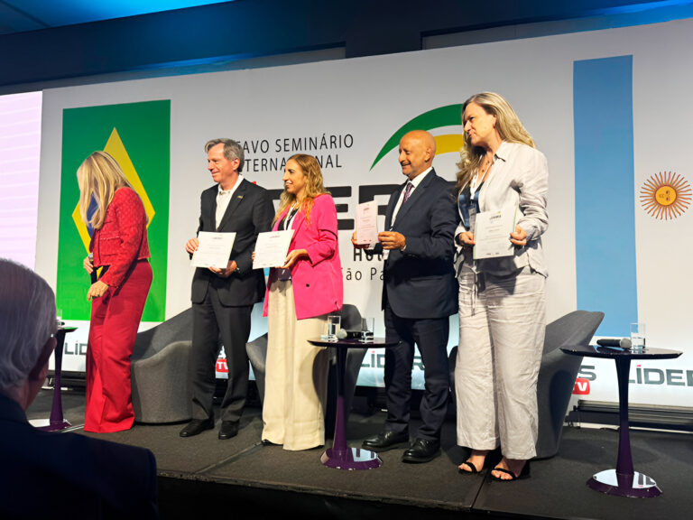 Representantes de SMS Latinoamérica junto a funcionarios y empresarios durante el VIII Seminario Internacional de Líderes realizado en Brasil