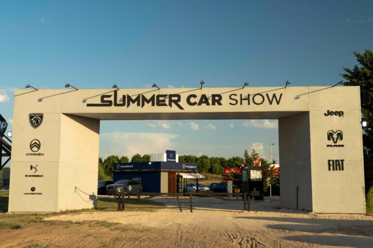 Ingreso al Stellantis Summer Car Show con exhibición de marcas como Peugeot, Citroën, Jeep, RAM y Fiat durante la temporada de verano en Argentina