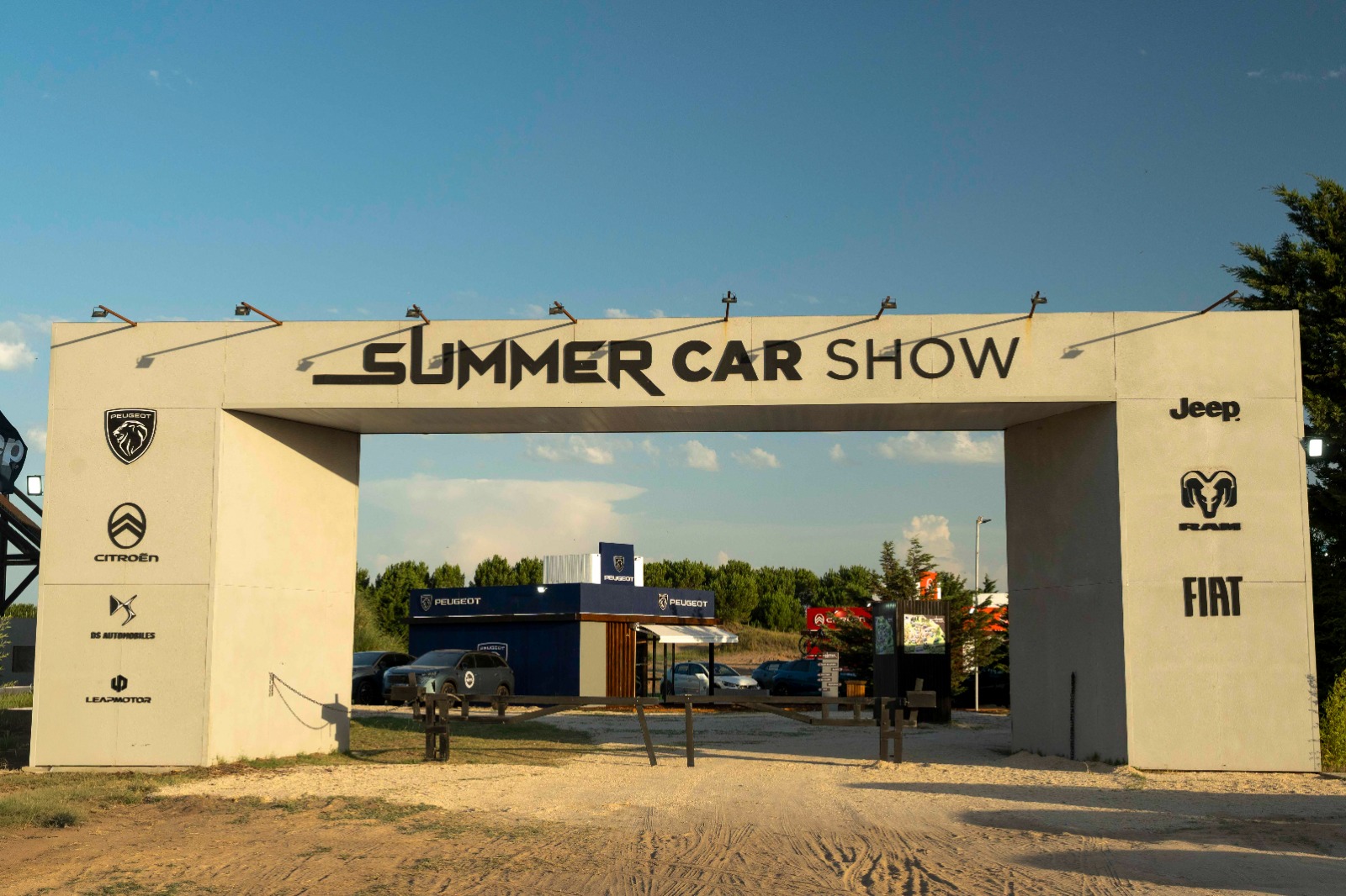 Ingreso al Stellantis Summer Car Show con exhibición de marcas como Peugeot, Citroën, Jeep, RAM y Fiat durante la temporada de verano en Argentina