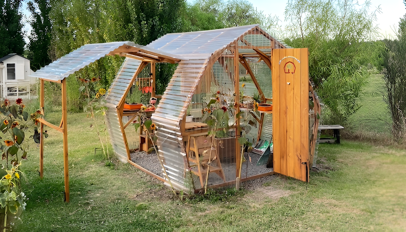 Invernadero de madera en un jardín argentino, con estructura transparente, plantas y mobiliario rústico, pensado como espacio de disfrute y conexión con la naturaleza