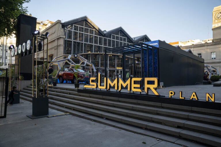 Espacio del Stellantis Summer Plan en Mar del Plata con exhibición de vehículos y activaciones para el público durante la temporada de verano en Argentina
