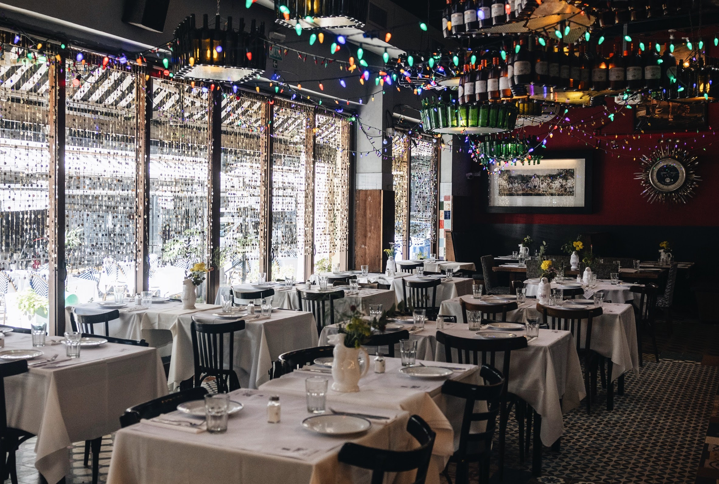 Interior del restaurante La Dorita con mesas preparadas para el almuerzo y ambientación típica de una parrilla porteña en Buenos Aires