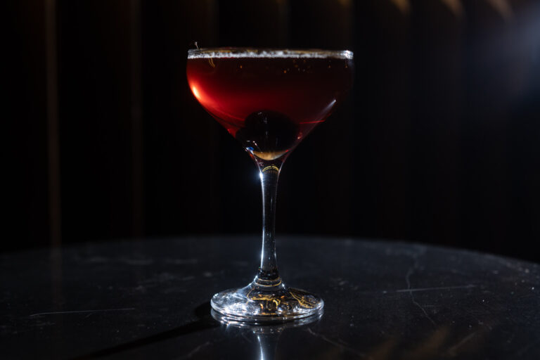 Copa de cóctel de autor con estética nocturna, parte de la nueva carta inspirada en vinilos de Mixtape