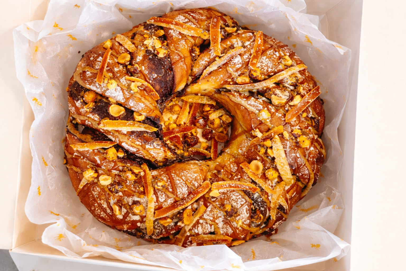 Rosca de Reyes artesanal de Alo’s con frutos secos y cítricos, elaborada especialmente para el Día de Reyes