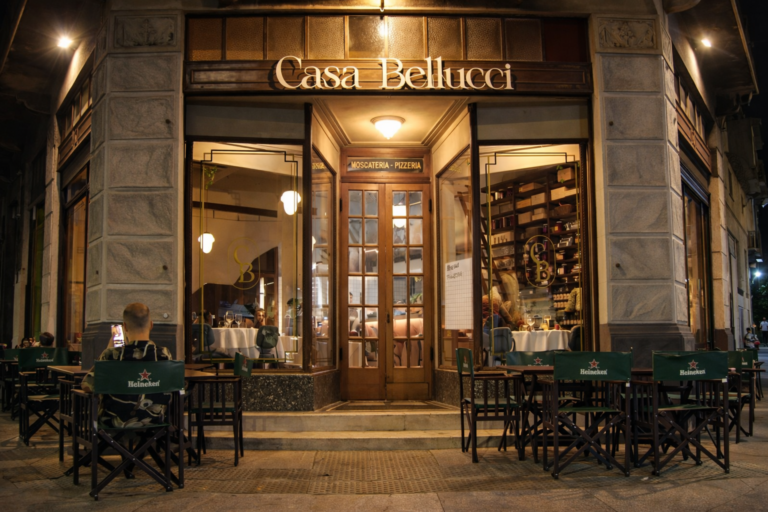 Fachada del restaurante Casa Bellucci en Parque Chacabuco, nuevo espacio gastronómico especializado en pizza porteña y pastas artesanales en Buenos Aires