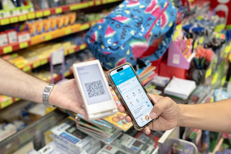 Pago con código QR del Banco Nación en una librería durante la campaña Vuelta al Cole, con útiles escolares y beneficios de descuento para consumidores en Argentina