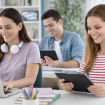 Estudiantes utilizando notebooks y tablets en un espacio de estudio moderno, en el marco de las propuestas de Maximstore para el regreso a clases en Argentina
