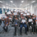 Estudiantes y jóvenes profesionales exhiben sus certificados tras completar programas de formación de Ford en Data Analytics y automatización con inteligencia artificial