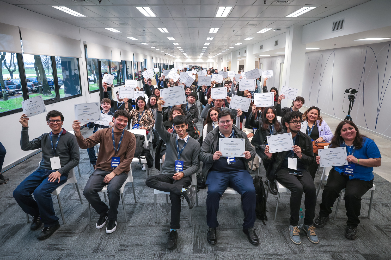 Estudiantes y jóvenes profesionales exhiben sus certificados tras completar programas de formación de Ford en Data Analytics y automatización con inteligencia artificial