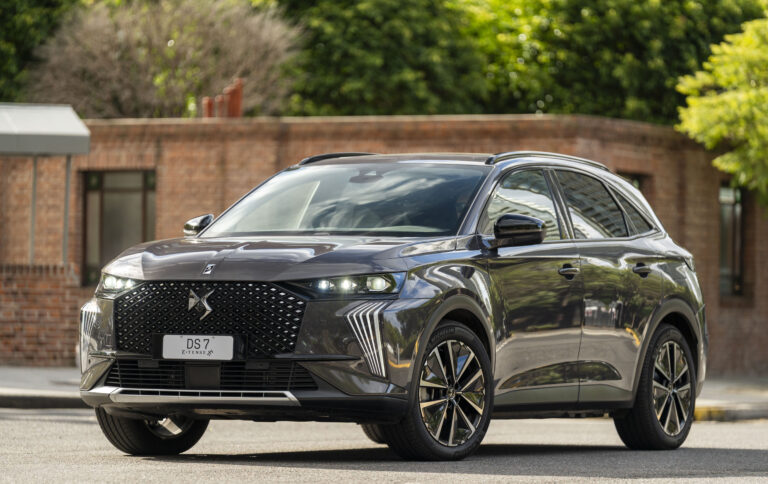 DS 7 E-Tense exhibido en entorno urbano, destacando su diseño sofisticado y propuesta de lujo francés en el mercado premium argentino