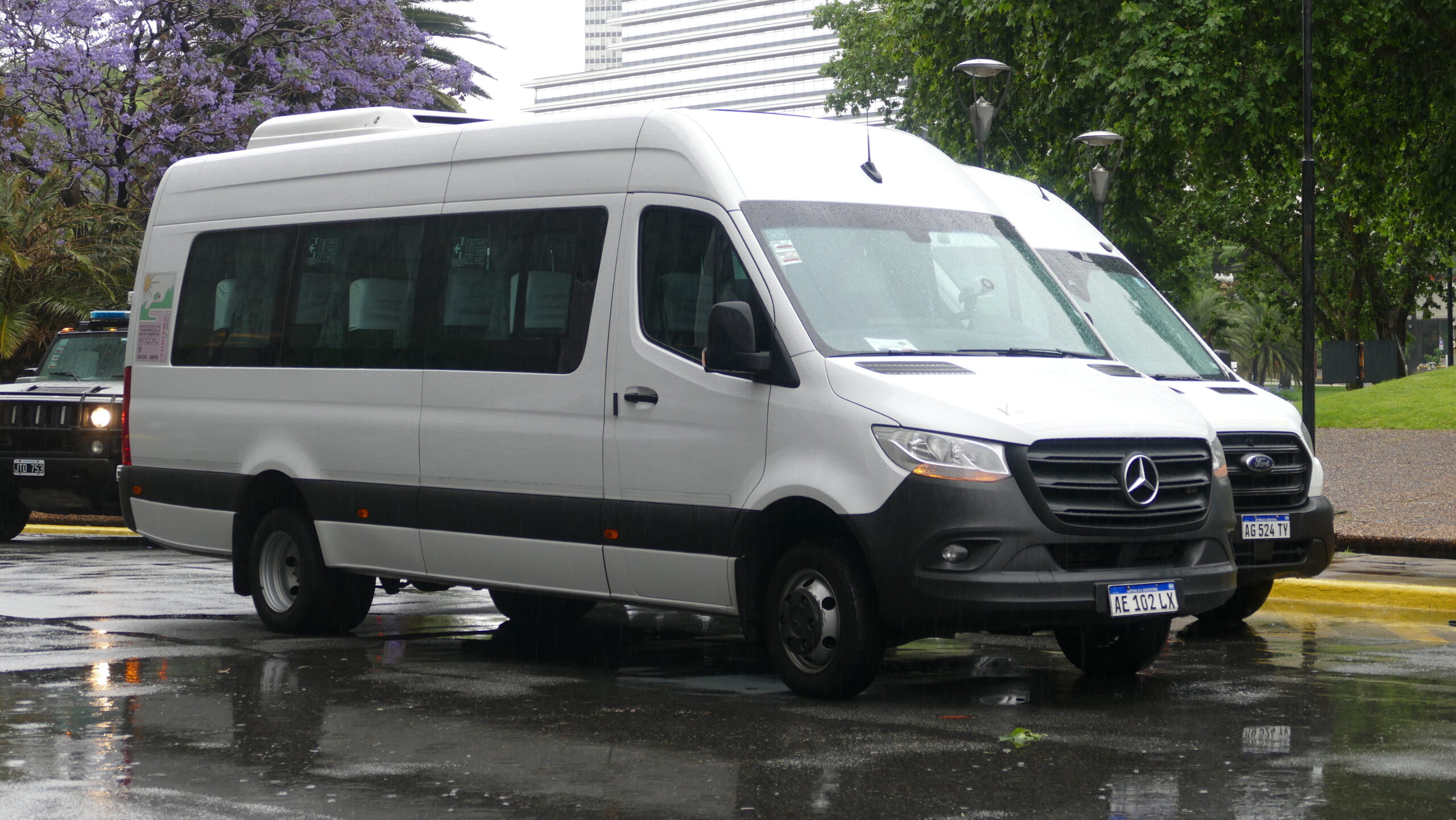 Van ejecutiva de Universal Traslados circulando en entorno urbano de Buenos Aires como parte de su estrategia de crecimiento y modernización tecnológica en 2026