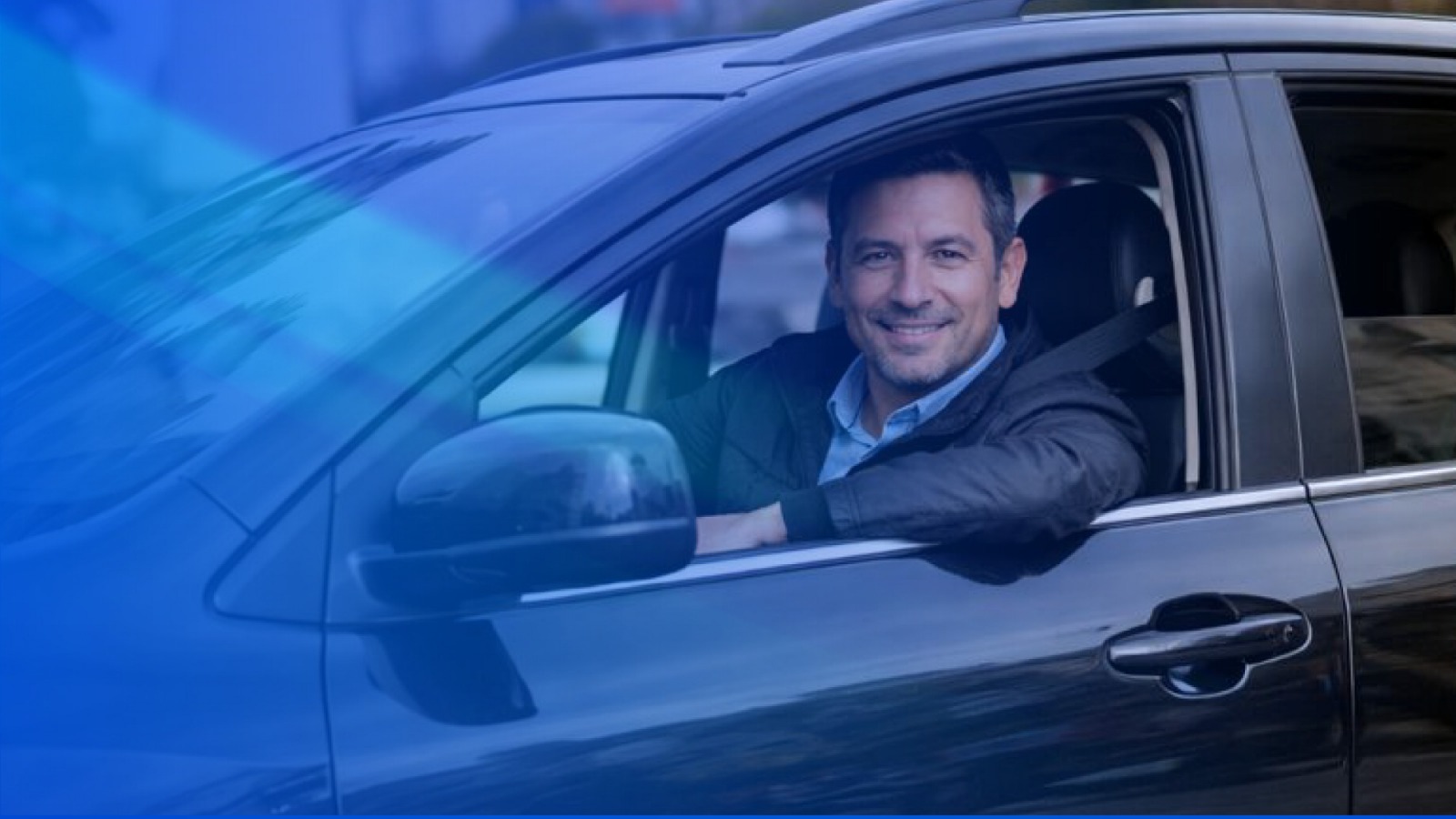 Conductor de aplicación de transporte sonríe desde el interior de su vehículo como parte de la nueva cobertura Seguro App de RUS