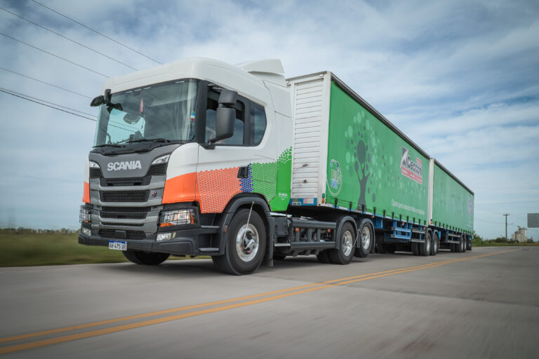 Camión Scania con semirremolque circulando en ruta argentina como parte de la flota logística de TransTony impulsada a GNC