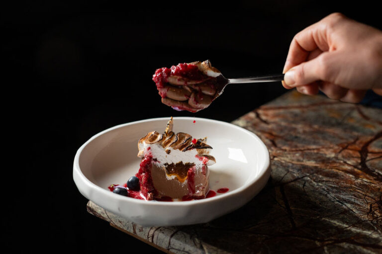 Postre gourmet servido en Sendero para celebrar San Valentín en una cena romántica junto al río