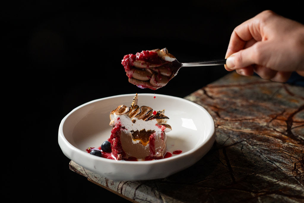 Postre gourmet servido en Sendero para celebrar San Valentín en una cena romántica junto al río