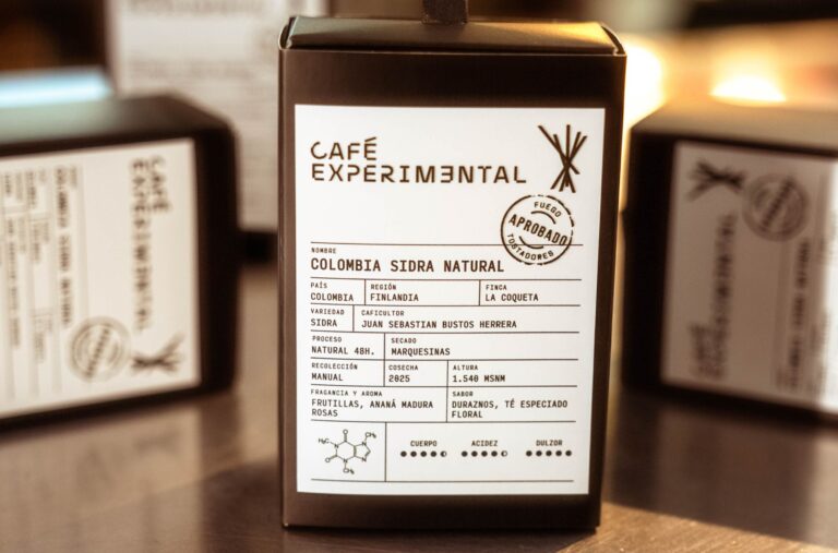 Caja de café de especialidad Sidra de Fuego Tostadores con etiqueta de origen colombiano y detalles del perfil sensorial del microlote
