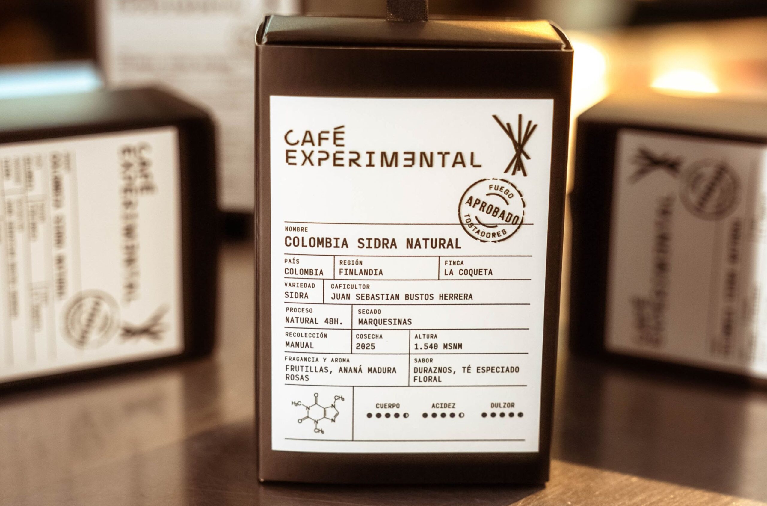 Caja de café de especialidad Sidra de Fuego Tostadores con etiqueta de origen colombiano y detalles del perfil sensorial del microlote